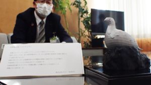 長野県庁の部長室に雷鳥が寄贈された時の写真
